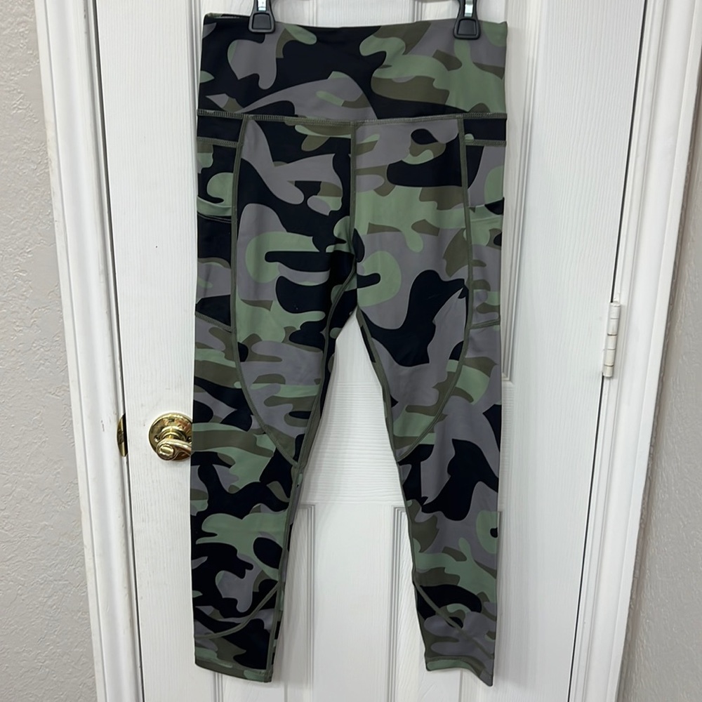 Zyia Active - light n tight Capri leggings